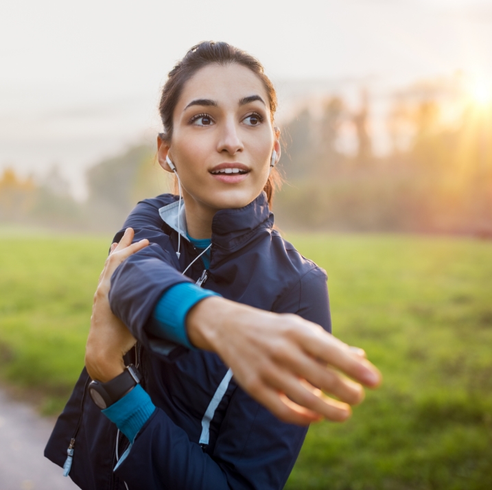 Junge Frau dehnt sich vor dem Sport.