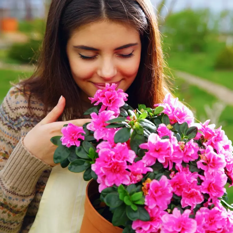 una mujer fuera con un ramo de flores