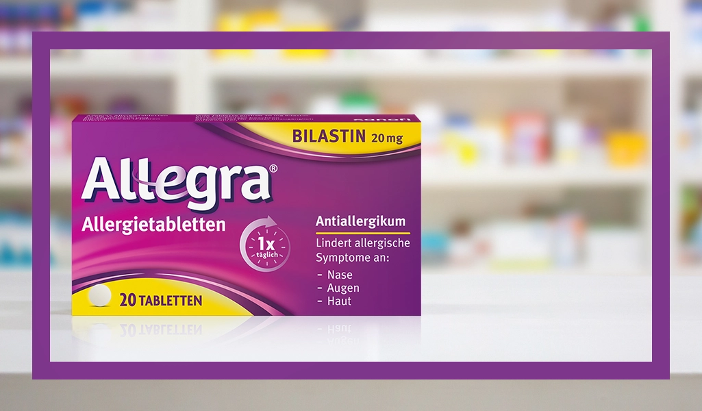 Eine Packung Allegra Allergietabletten vor einem Regal mit anderen Medikamenten